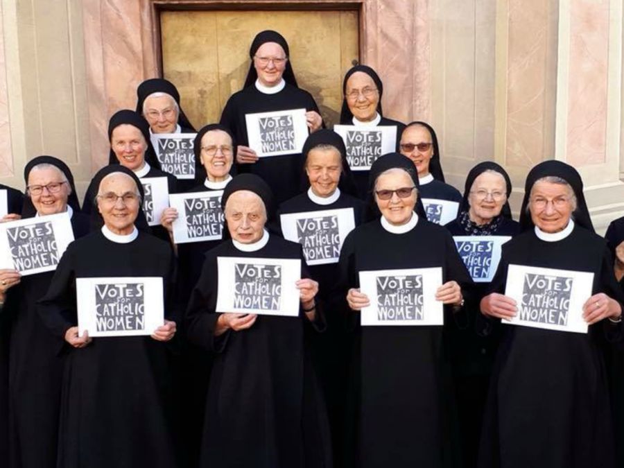 Le monache benedettine del monastero di Fahr, nella Diocesi di Basilea, guidate da madre Irene Gassmann,
hanno recentemente manifestato per il diritto di voto delle donne al Sinodo