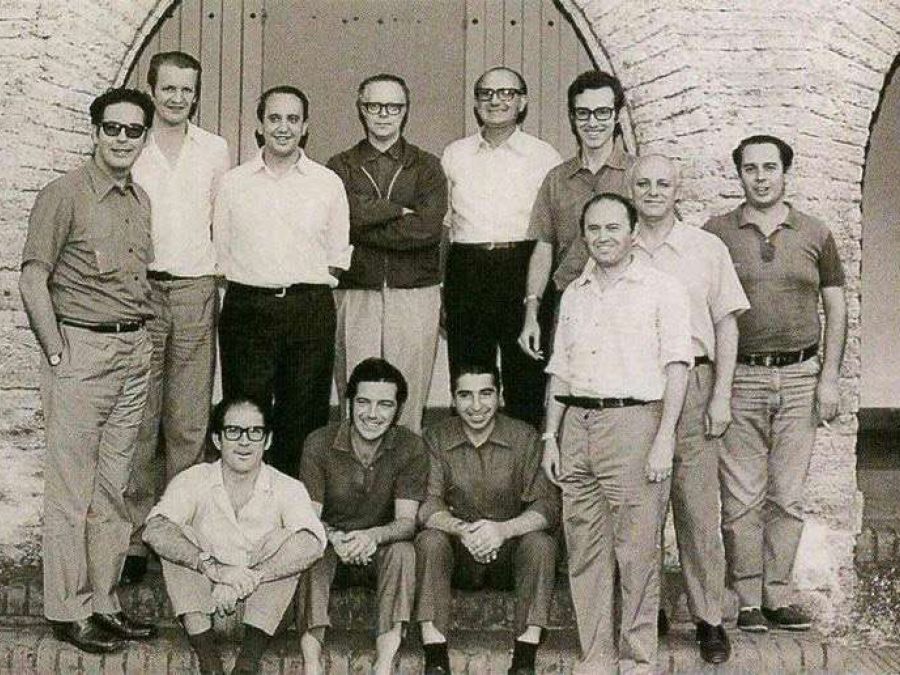 Al centro, padre Fiorito. Alla sua destra, un giovane Jorge Mario Bergoglio
Foto: La Civiltà Cattolica
