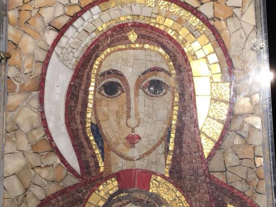 Un dettaglio di un'opera di Rupnik a Lourdes