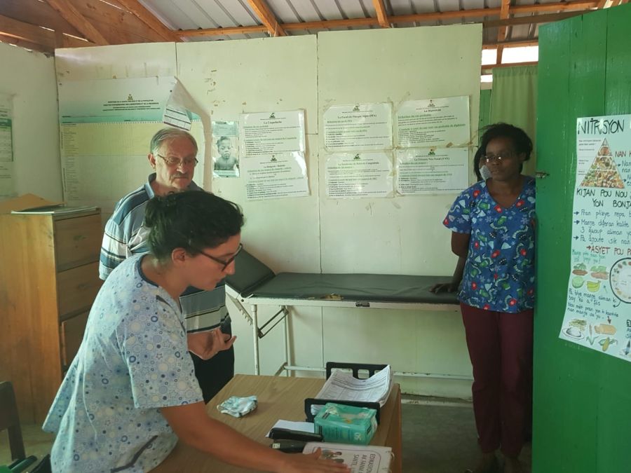 Mauro Clerici in visita al centro medico di «Caritas», dove lavora la missionaria ticinese Maria Laura Pron