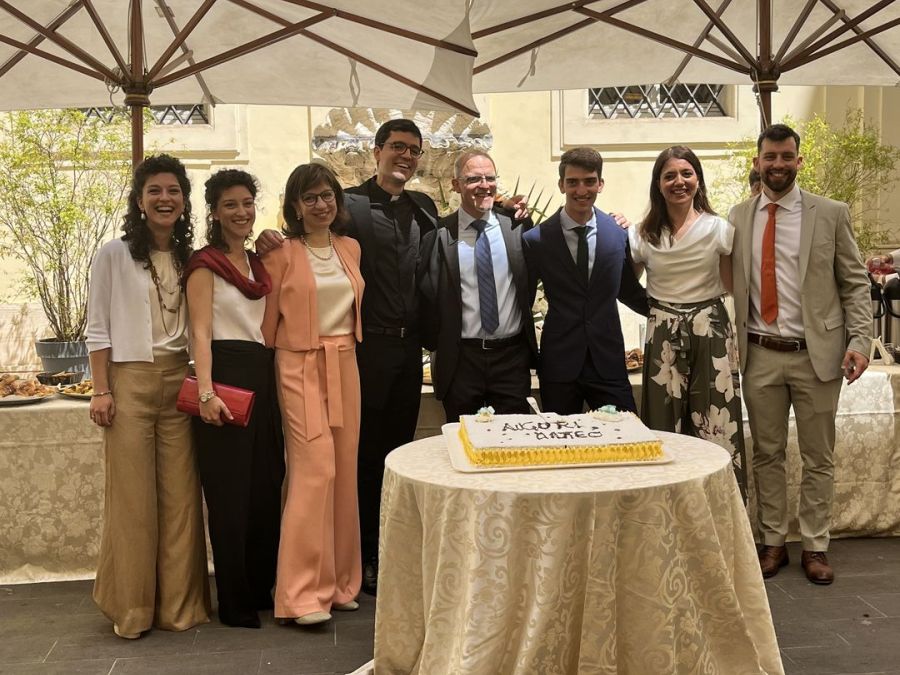 Don Matteo Frondoni con la sua famiglia durante la festa per la sua ordinazione a Roma