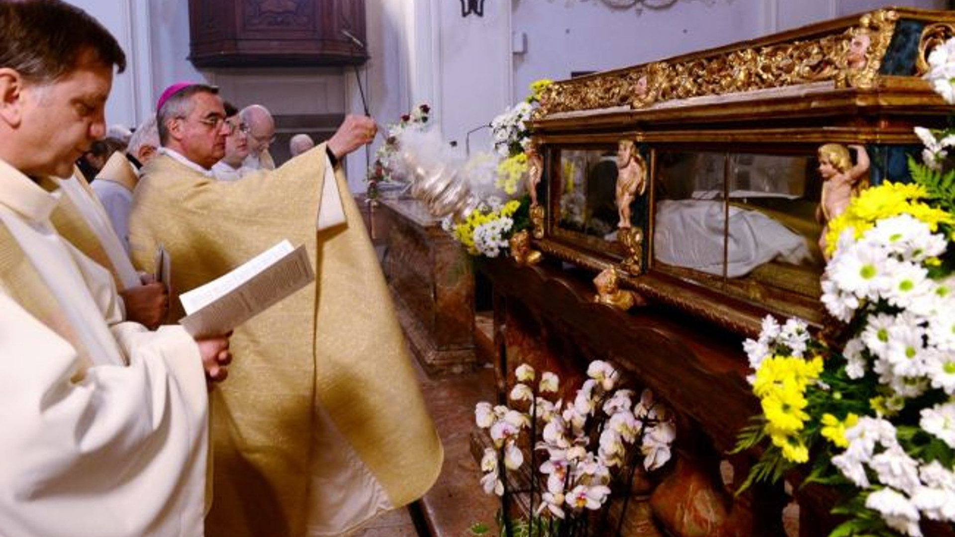 Il vescovo Lazzeri di fronte all'urna con le spoglie del Beato Manfredo. (Foto di archivio)