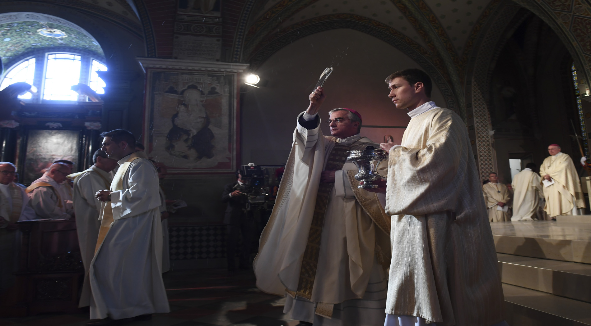 Lugano, 14 ottobre 2017 - Cattedrale San Lorenzo, prima messa e celebrazione liturgica della dedicazione dell' altare, inizio della celebrazione - foto Alessandro Crinari 
(Diocesi Lugano)