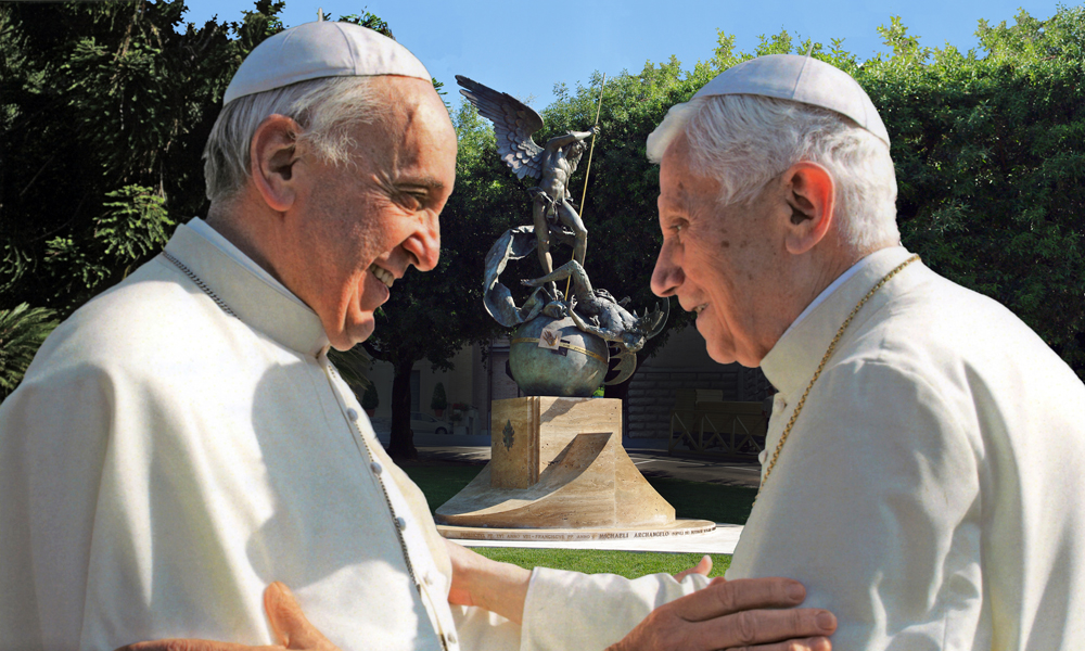 Papa Francesco con Benedetto XVI in una foto di archivio.