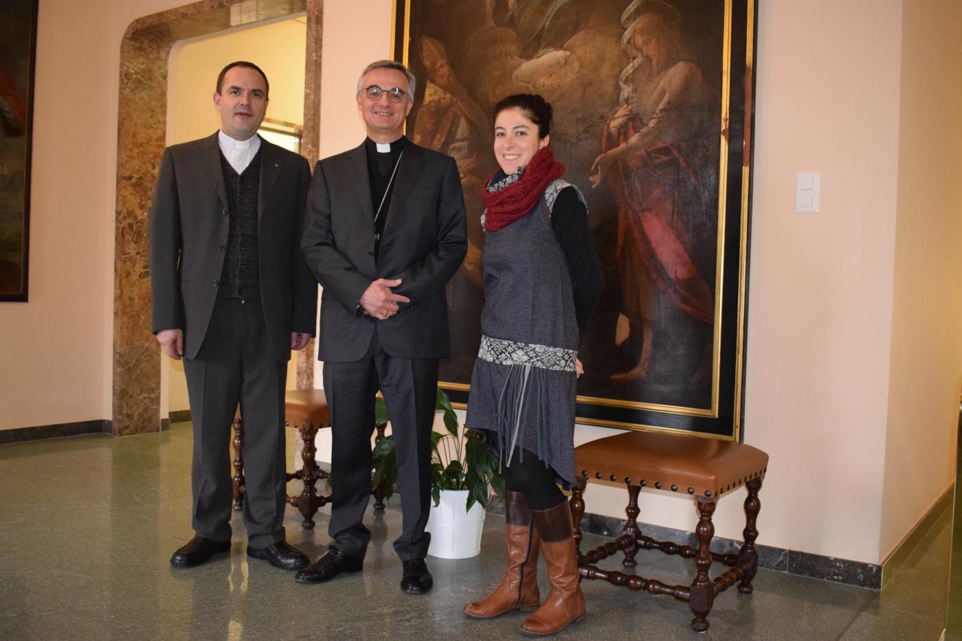 Chiara Gerosa con il vescovo Lazzeri e il vicario generale della diocesi di Lugano, mons. Zanini