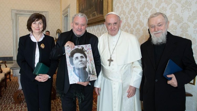 L'equipe internazionale del Cammino Neocatecumenale con Papa Francesco (Ansa/VaticanNews)