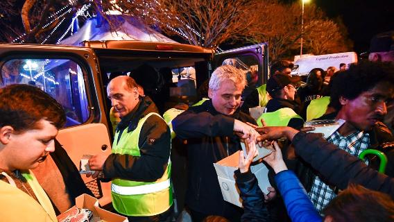 Il cardinale Konrad Krajewski mentre distribuisce cibo ai poveri e senzatetto (VaticanInsider).