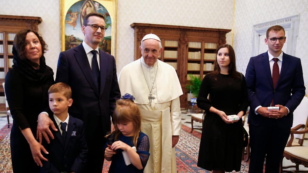 Papa Francesco posa insieme alla famiglia del premier polacco Mateusz Morawiecki. Fonte: VaticanInsider.
