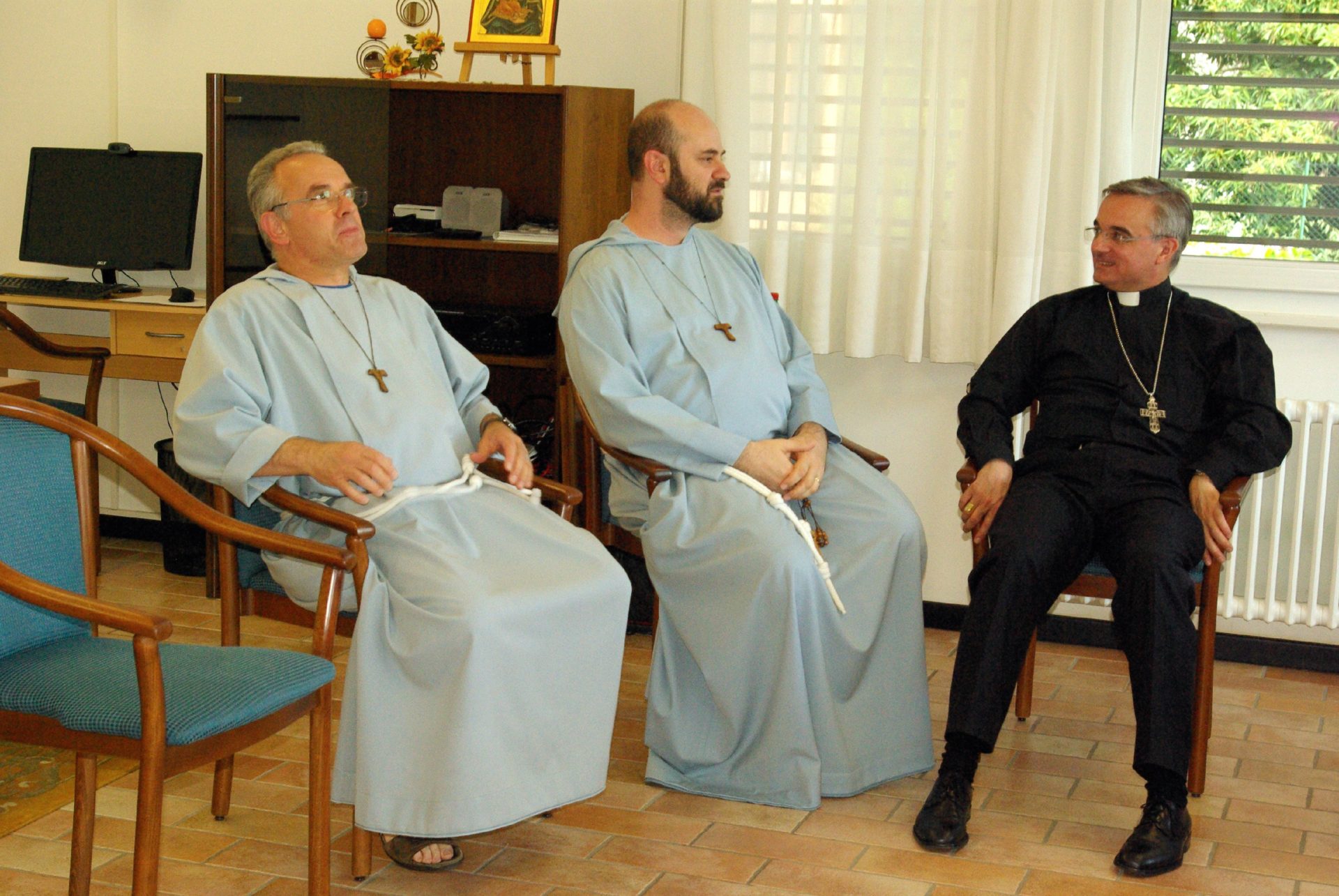 Fra Roberto Fusco in dialogo con il nostro vescovo, mons. Lazzeri.