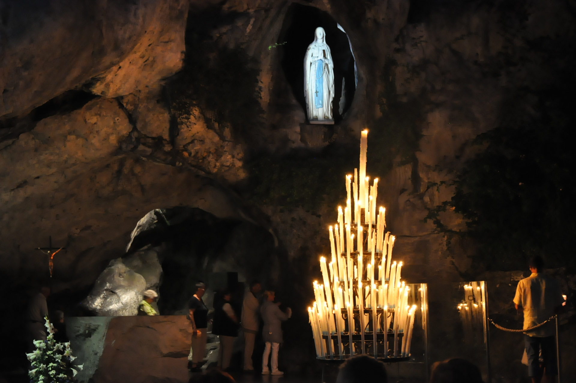 La Grotta delle apparizioni mariane di Lourdes.