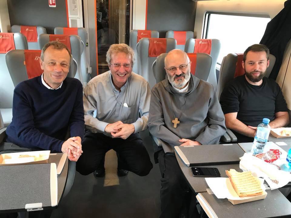 Sul treno per Roma il 3 ottobre: padre Alois di Taizé, mons. Alain de Raemy, Mauro Lepori e Pierre Pistoletti, caporedattore di cath.ch. Si sono ritrovati assieme per raggiungere il Sinodo.