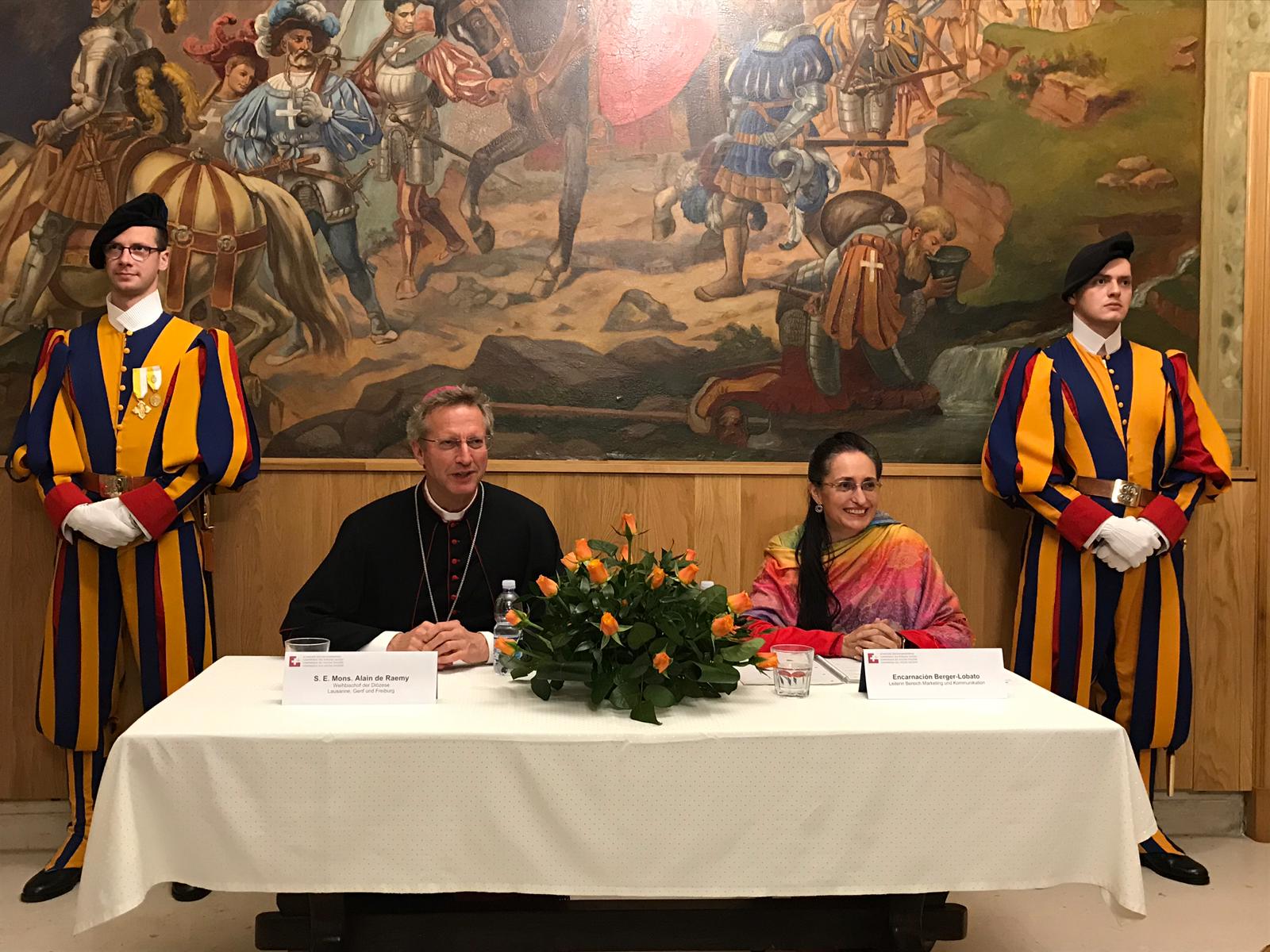 Il vescovo svizzero De Raemy introdotto dalla responsabile del settore marketing e comunicazione della CVS Encarnacion Berger Lobato, incontra i media elvetici al termine del Sinodo