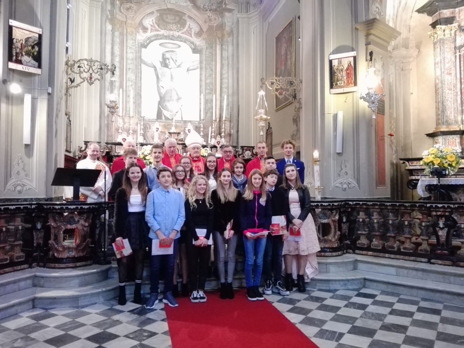 I ragazzi che ieri hanno ricevuto la Cresima a Verscio, durante la celebrazione presieduta dal Cardinale.
