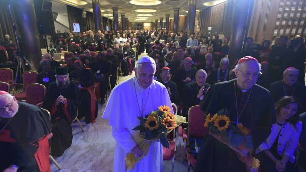Il Papa durante la festa con i giovani partecipanti al Sinodo 2018.