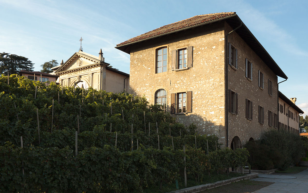La Biblioteca Salita dei Frati, annessa all'ex convento cappuccino.