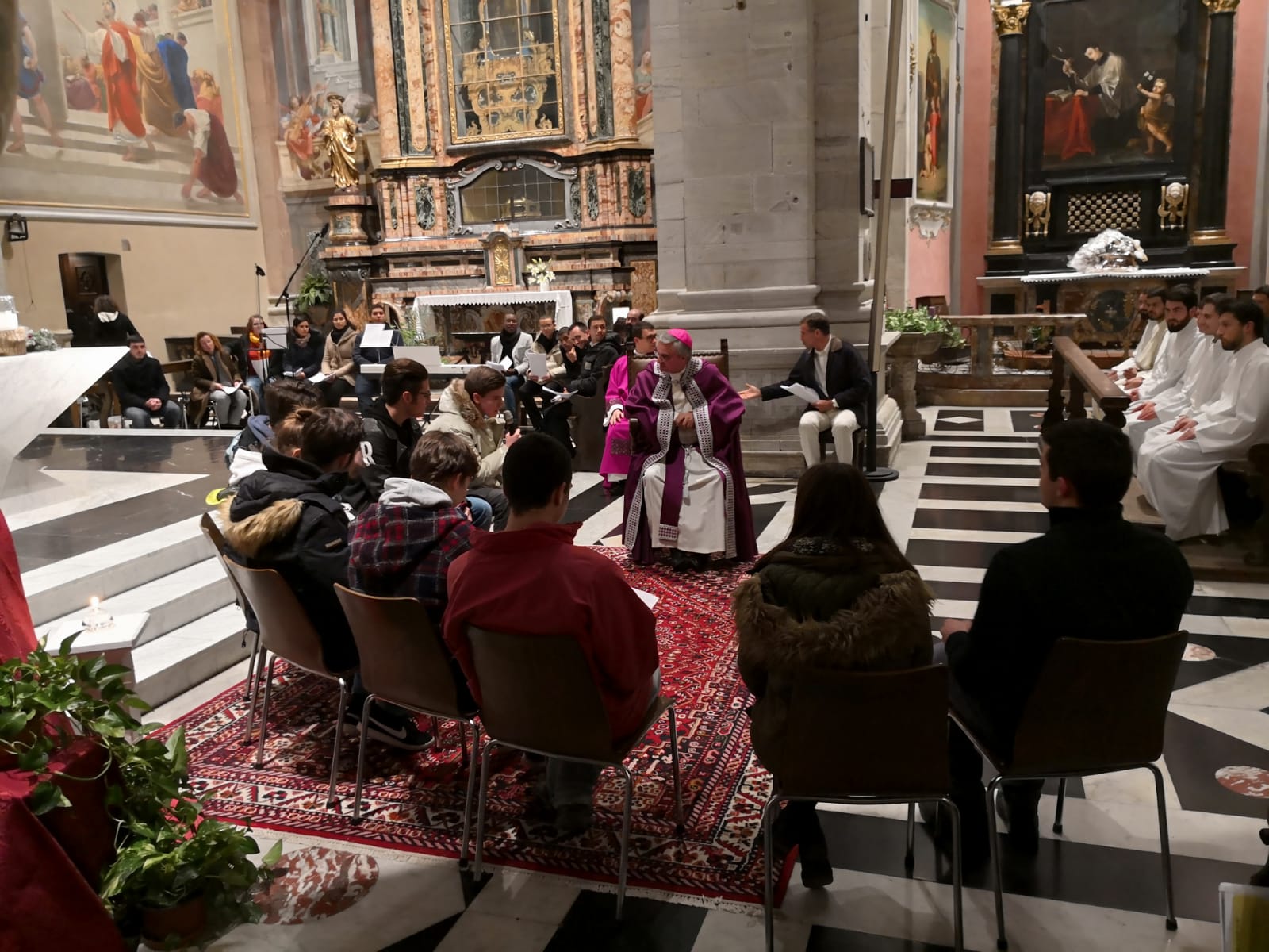 Mons. Lazzeri dialoga con alcuni giovani della Diocesi di Lugano sui temi emersi dalla lettura del Vangelo.