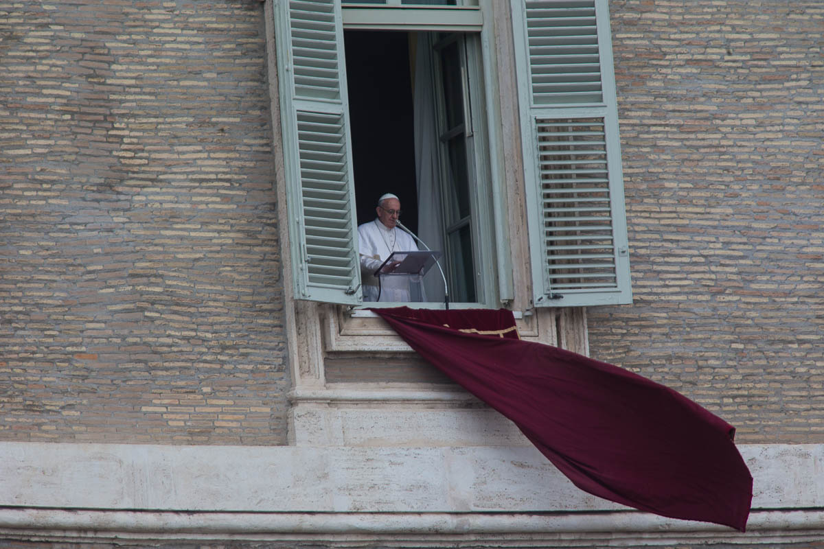 Il Papa durante la preghiera dell'Angelus