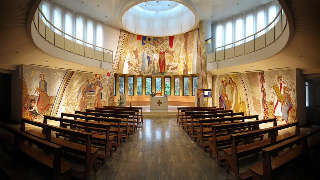 La cappella del Centro Incontri Cristiani con i mosaici di Rupnik.