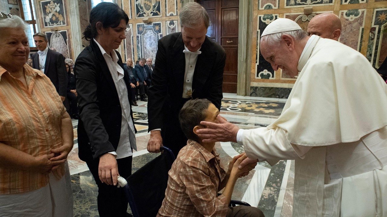 Il Papa saluta un'invalida dell’Associazione Nazionale Lavoratori Mutilati e Invalidi del Lavoro.