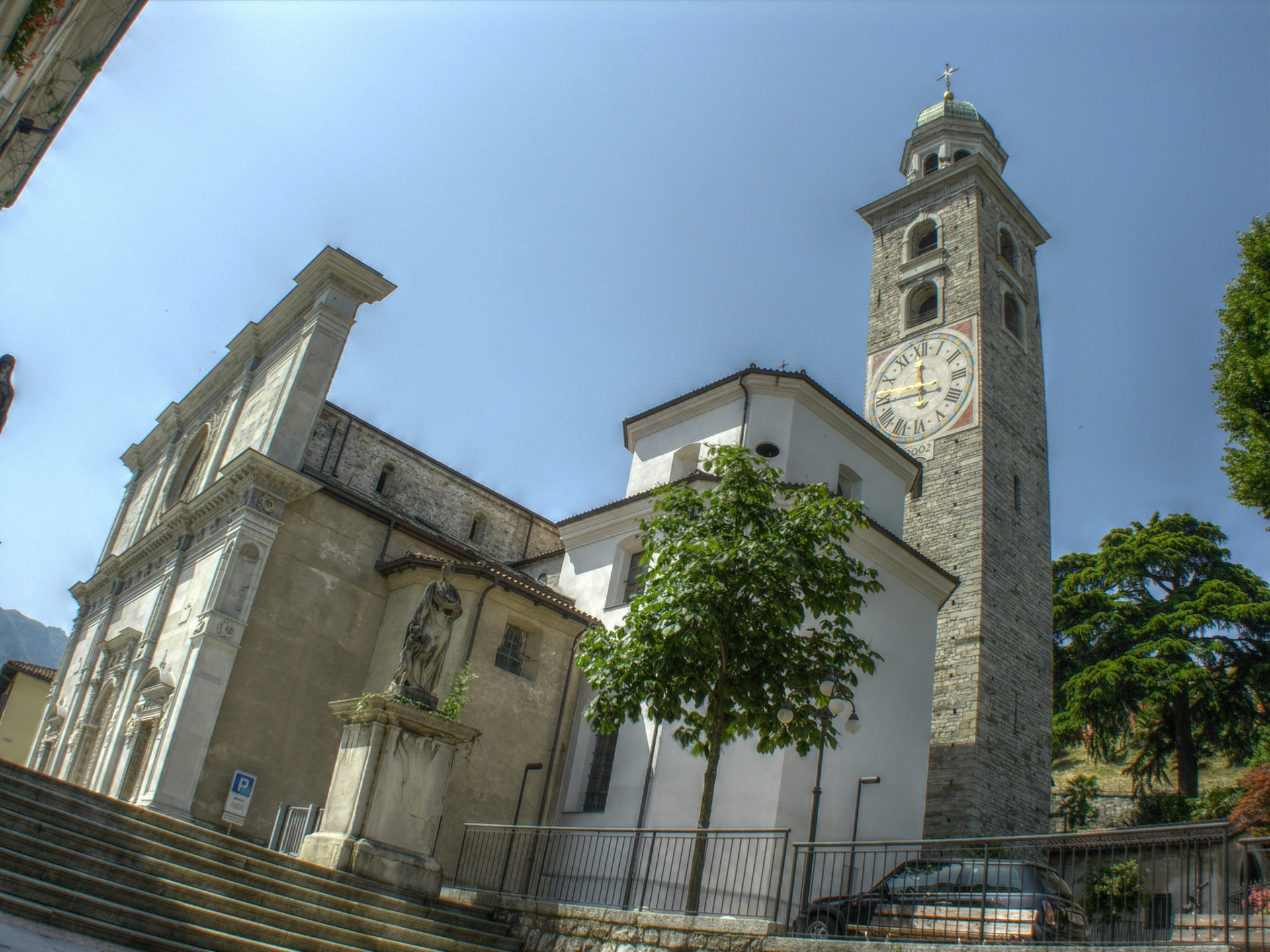 La cattedrale di San Lorenzo a Lugano.