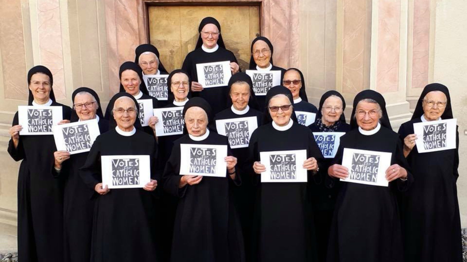 Le monache benedettine del monastero di Fahr, nella Diocesi di Basilea, guidate da madre Irene Gassmann,
hanno recentemente manifestato per il diritto di voto delle donne al Sinodo.