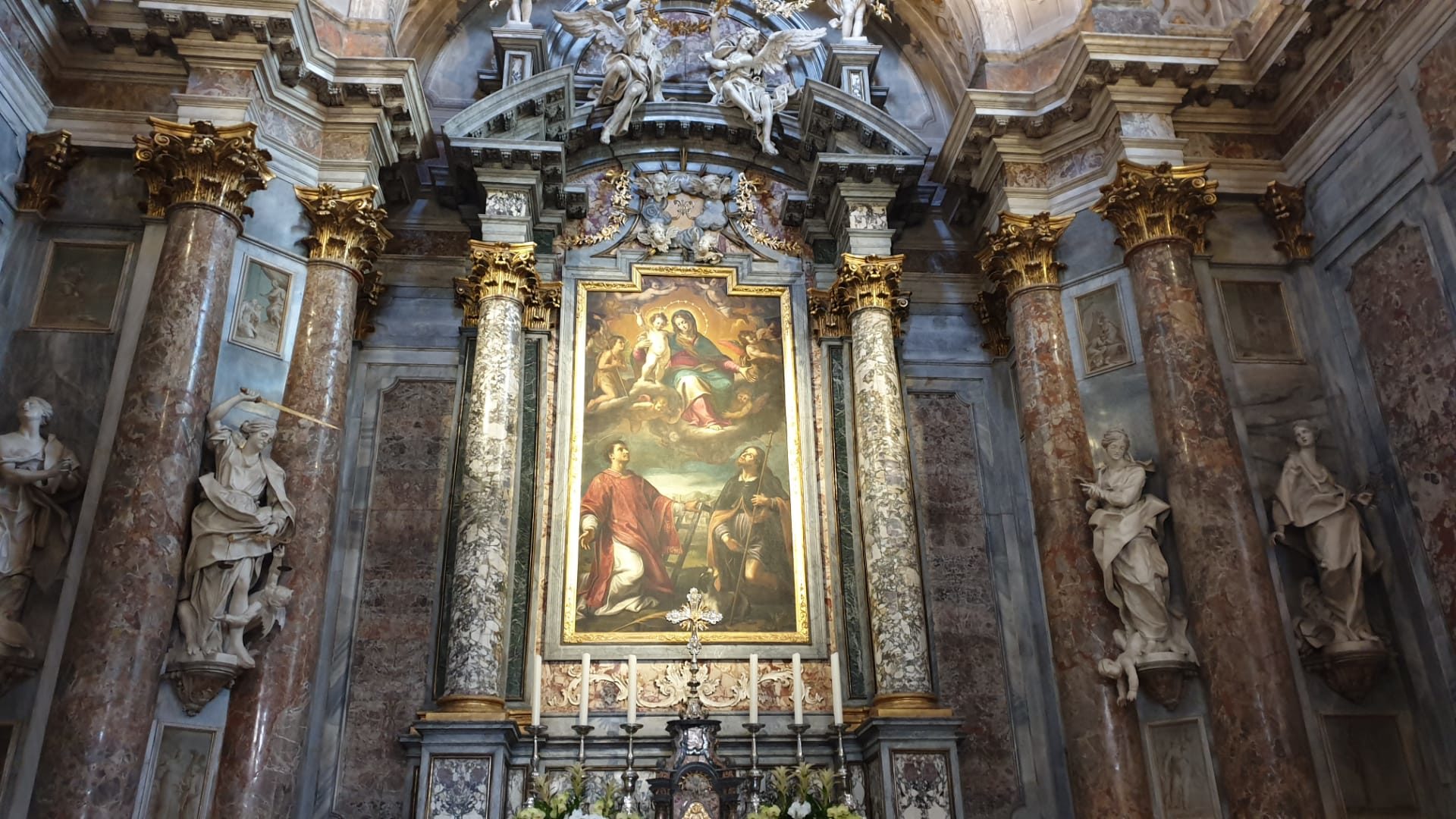 L'altare della Madonna delle Grazie nella Cattedrale di Lugano.