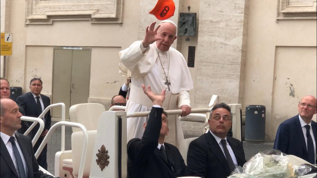 Il Papa afferra un cappellino dell'OCST al volo.
