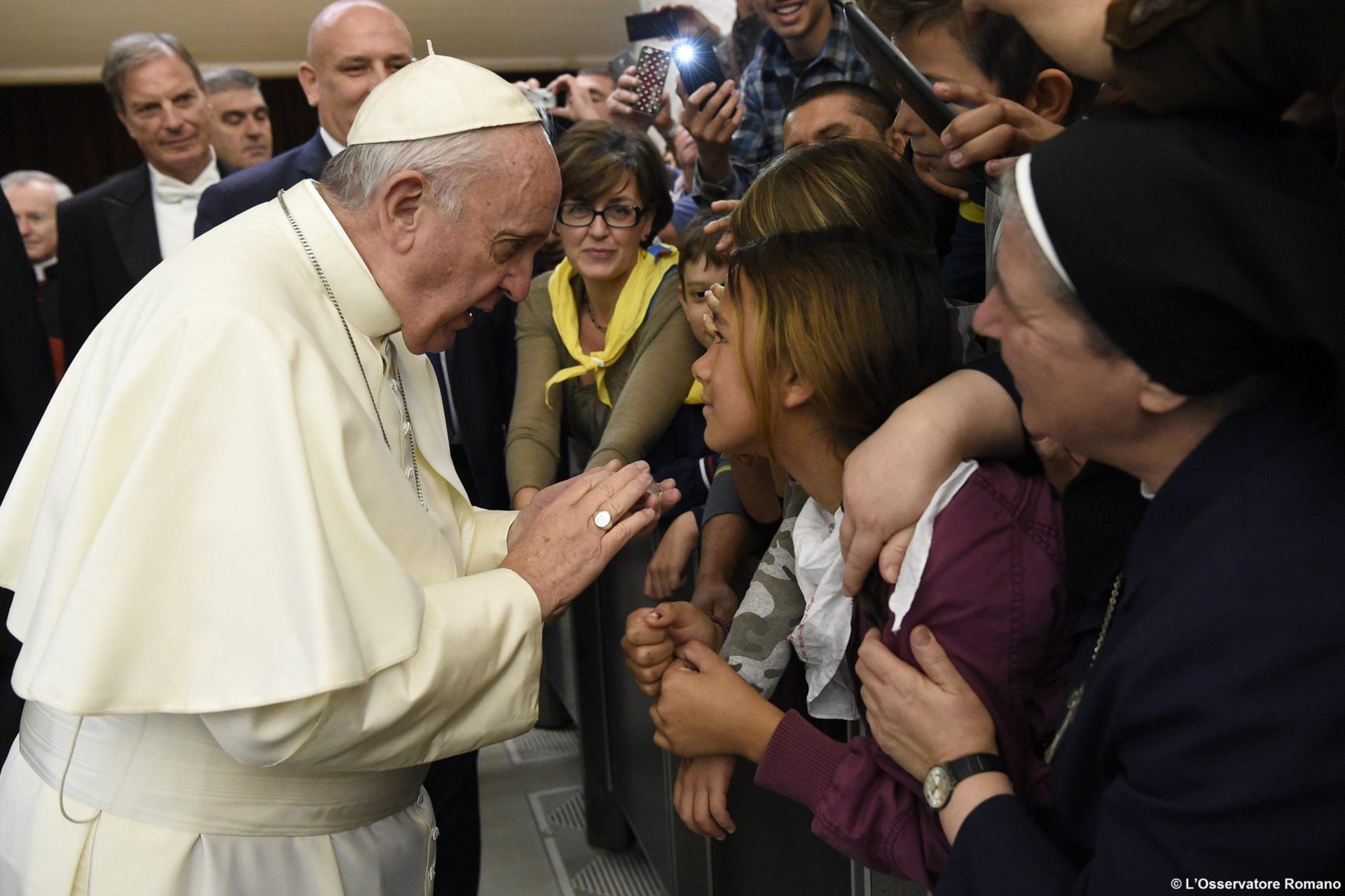 Papa Francesco saluta una rappresentante del popolo Rom in una immagine di archivio.