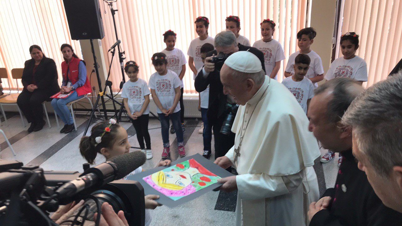 Francesco con i bambini profughi ospitati dal Centro della Caritas