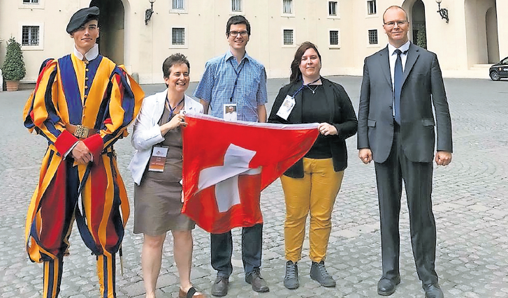 Da sinistra: una guardia svizzera, Claire Jonard, coordinatrice del Centro per le vocazioni della Svizzera romanda,
Romane Fiabane, Aline Jacquier e l’addetto stampa delle Guardie Svizzere, Urs Breitenmoser.