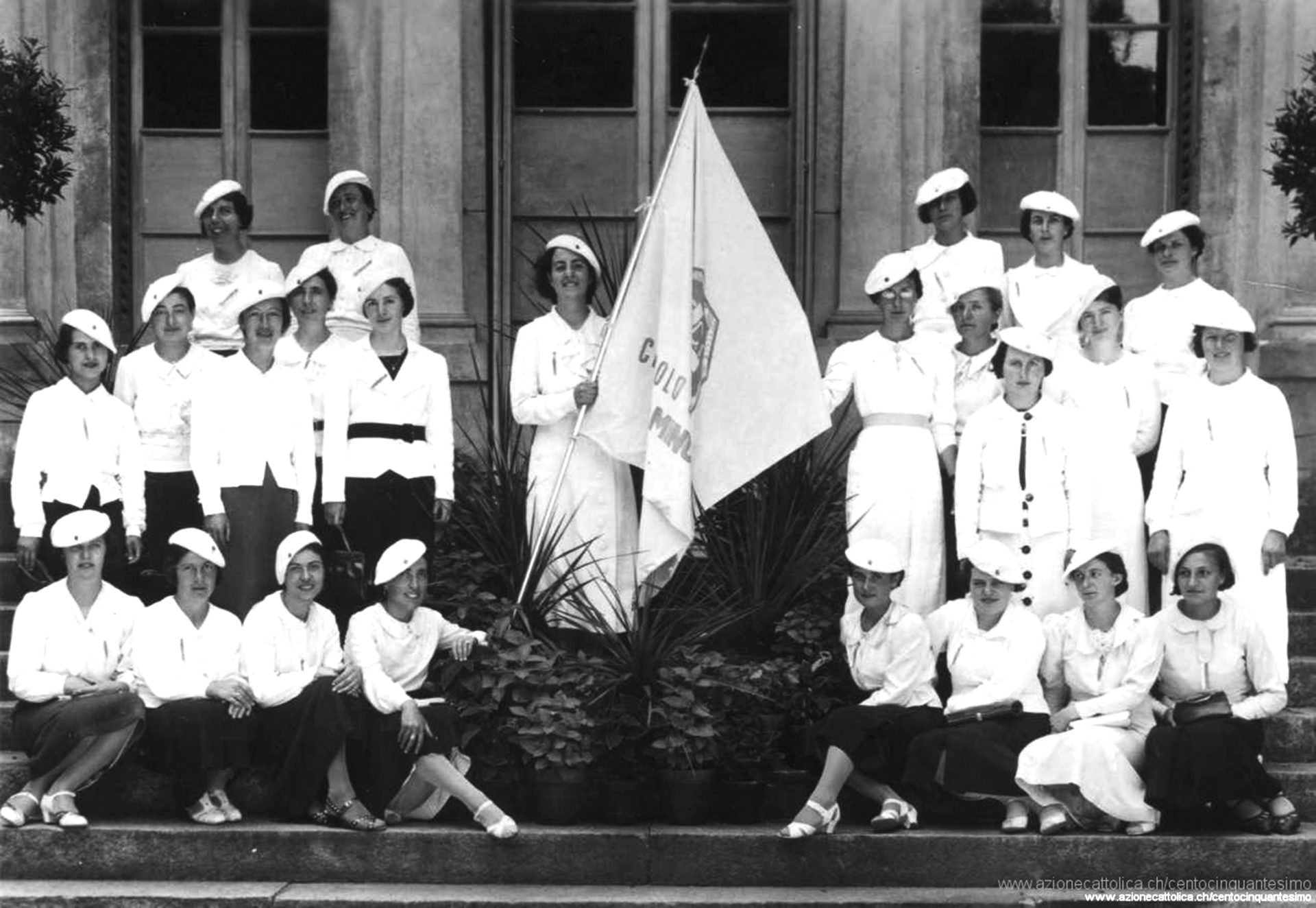 Al centro, con la bandiera: Rosita Il Circolo della Gioventù femminile di Minusio nel 1940. Portabandiera è Rosita Genardini.