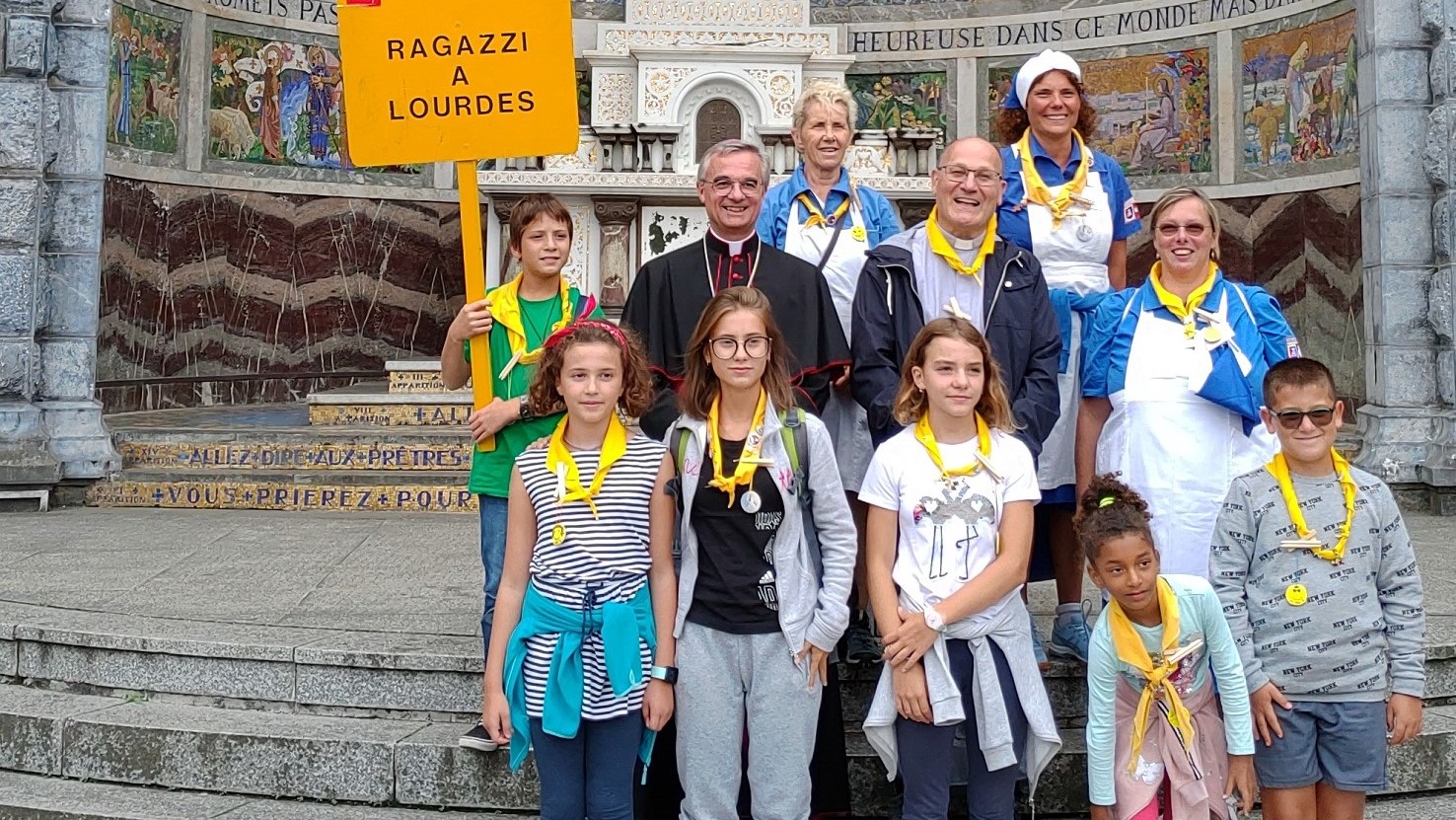 Il gruppo dei bambini presenti al pellegrinaggio della Diocesi di Lugano a Lourdes con il vescovo Lazzeri, mons. Mottini e le volontarie