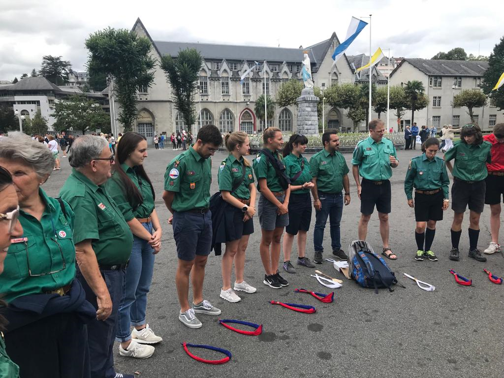 Un gruppo di scout a Lourdes