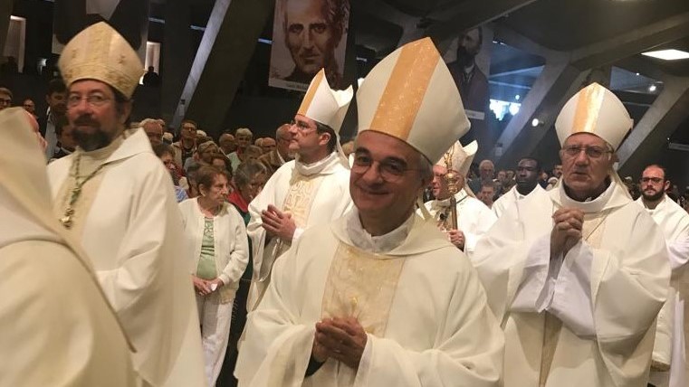 Mons. Lazzeri in una foto d'archivio a Lourdes