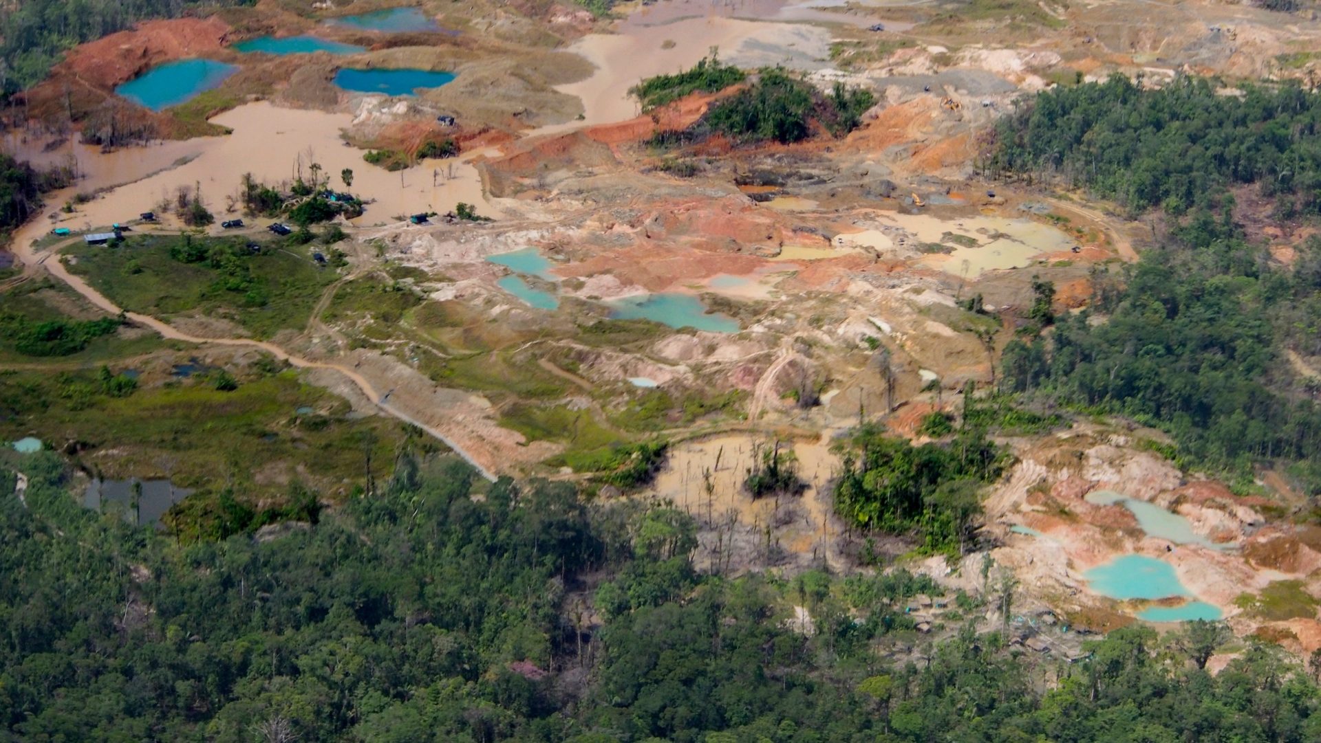 Paesaggio devastato dall'estrazione di oro illegale in Colombia (foto: Steve Cagan)