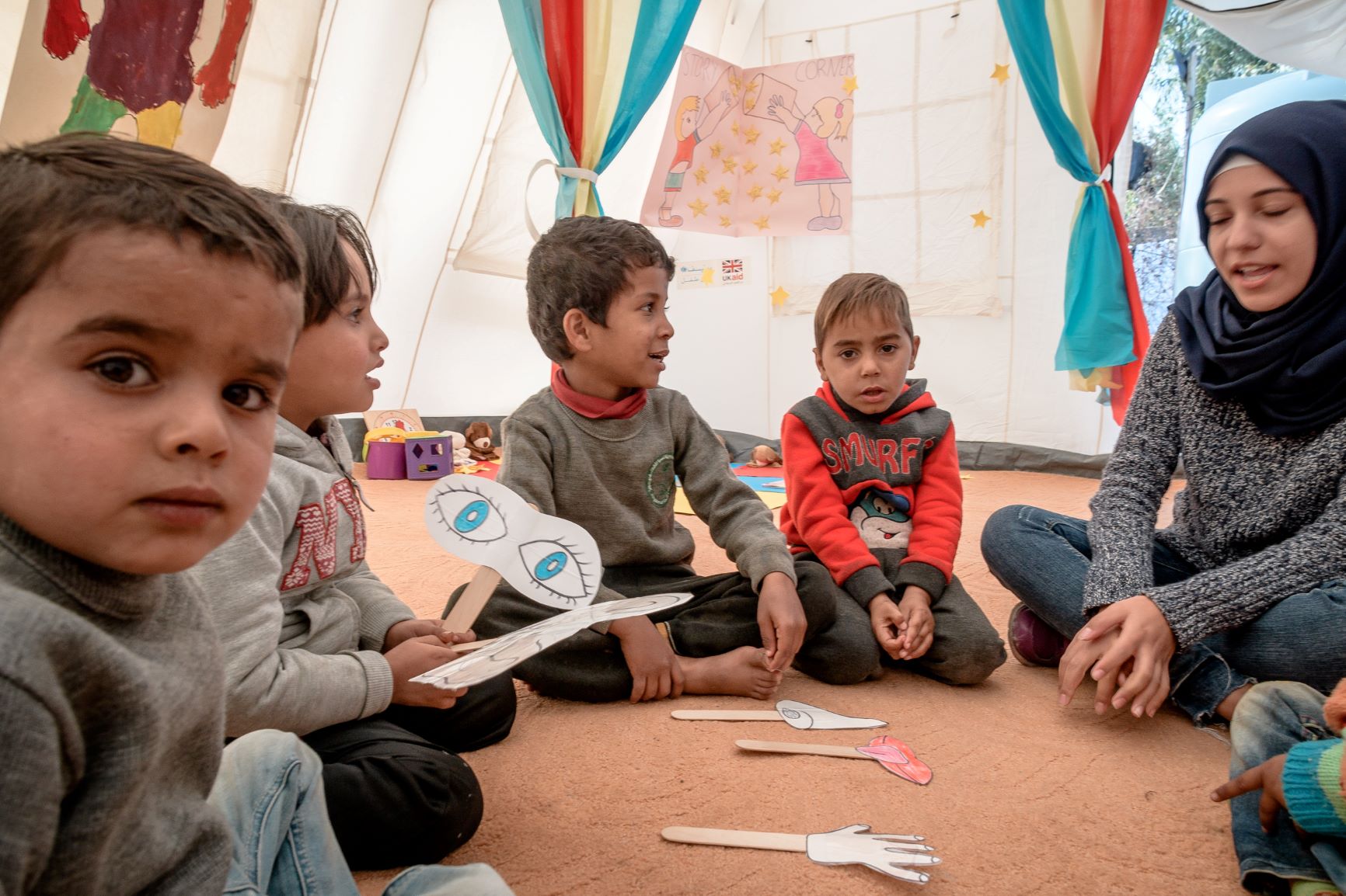 Bambini siriani a scuola sotto i tendoni del campo profughi nel Sud del Libano