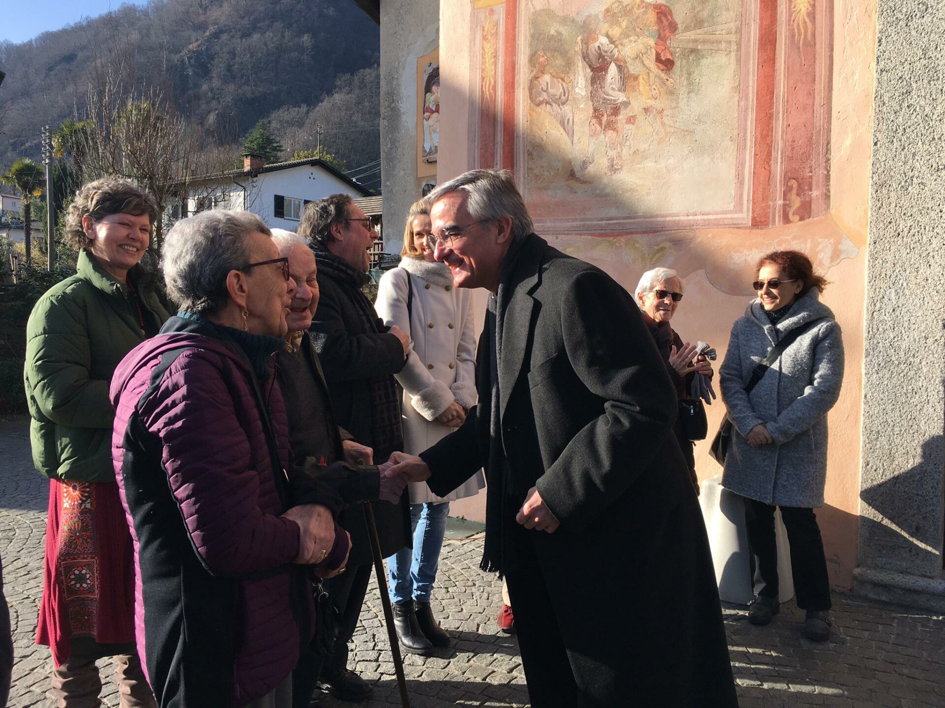 Mons. Valerio Lazzeri saluta i fedeli di Arcegno.