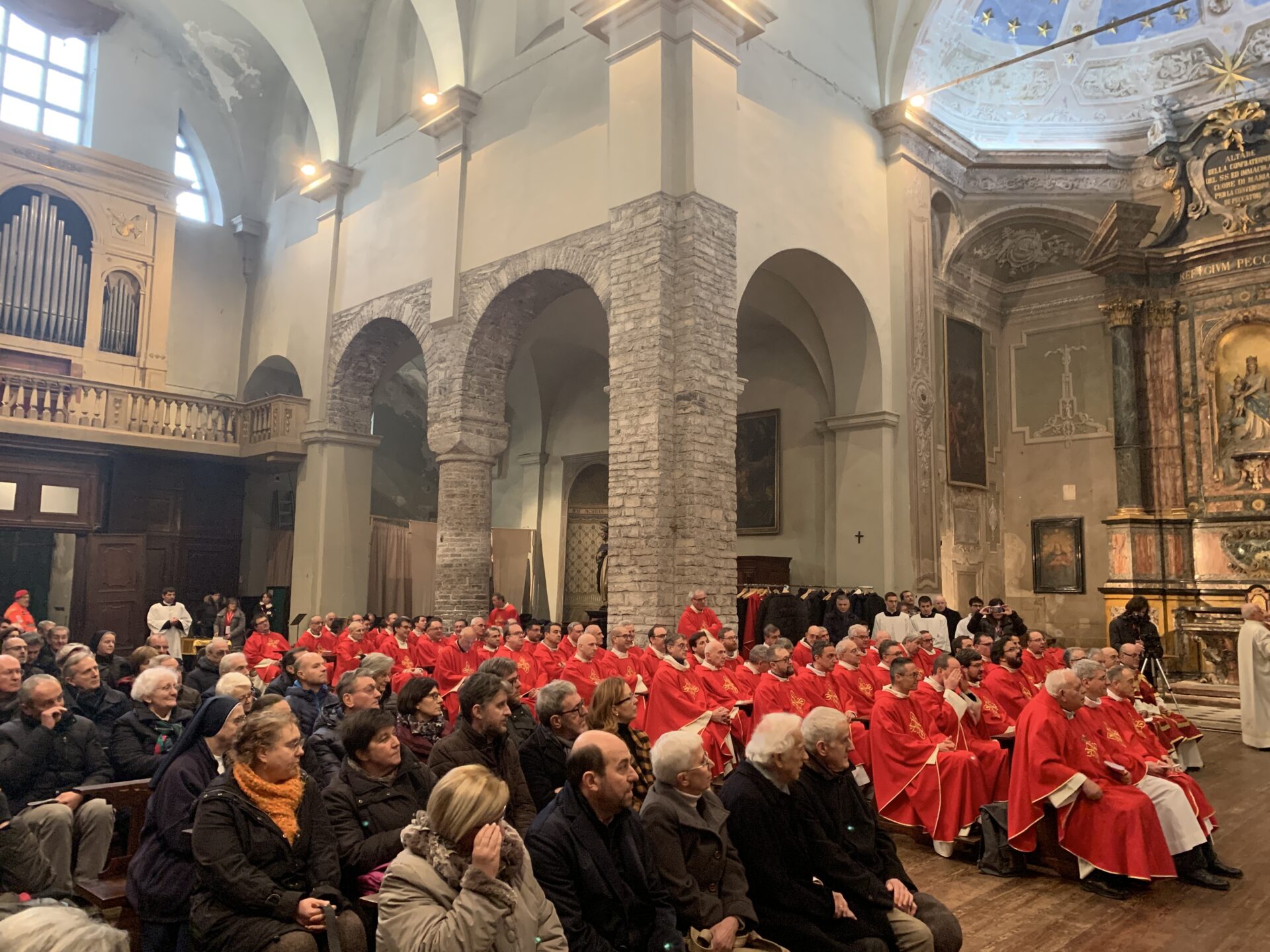 I 300 padri sinodali nella chiesa di San Giacomo a Como.
Foto "Archivio Settimanale diocesi di Como"