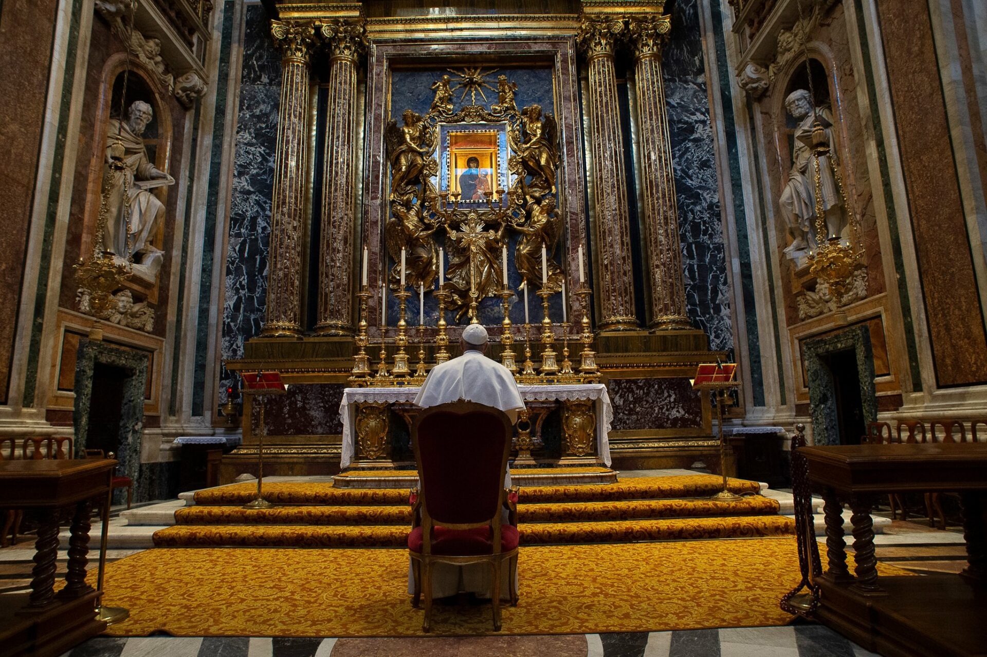 Il Papa prega davanti al Crocifisso nella Chiesa romana di San Marcello al Corso.
