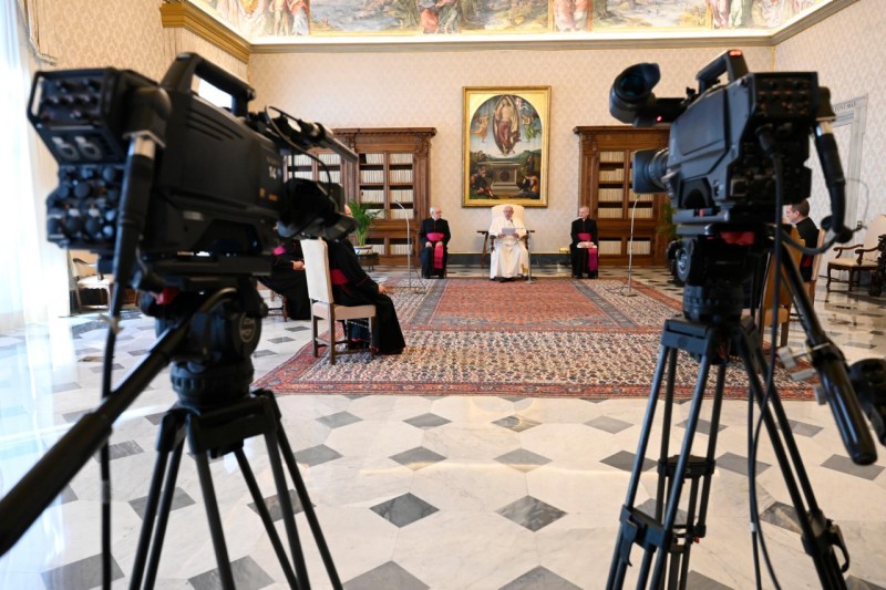 Papa Francesco nella Biblioteca del palazzo Apostolico. (Foto di repertorio de L'Osservatore Romano).