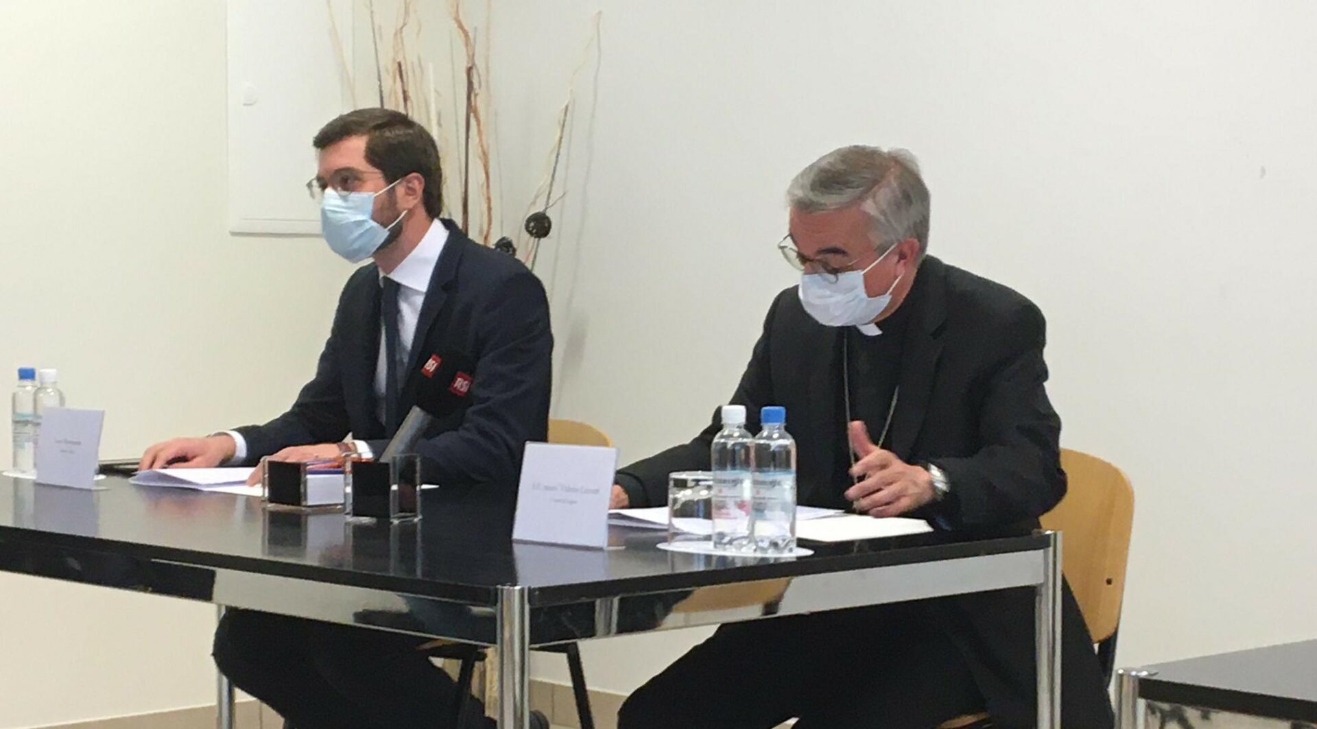 Il vescovo Lazzeri con Luca Montagner, addetto stampa della diocesi di Lugano, durante la conferenza stampa.