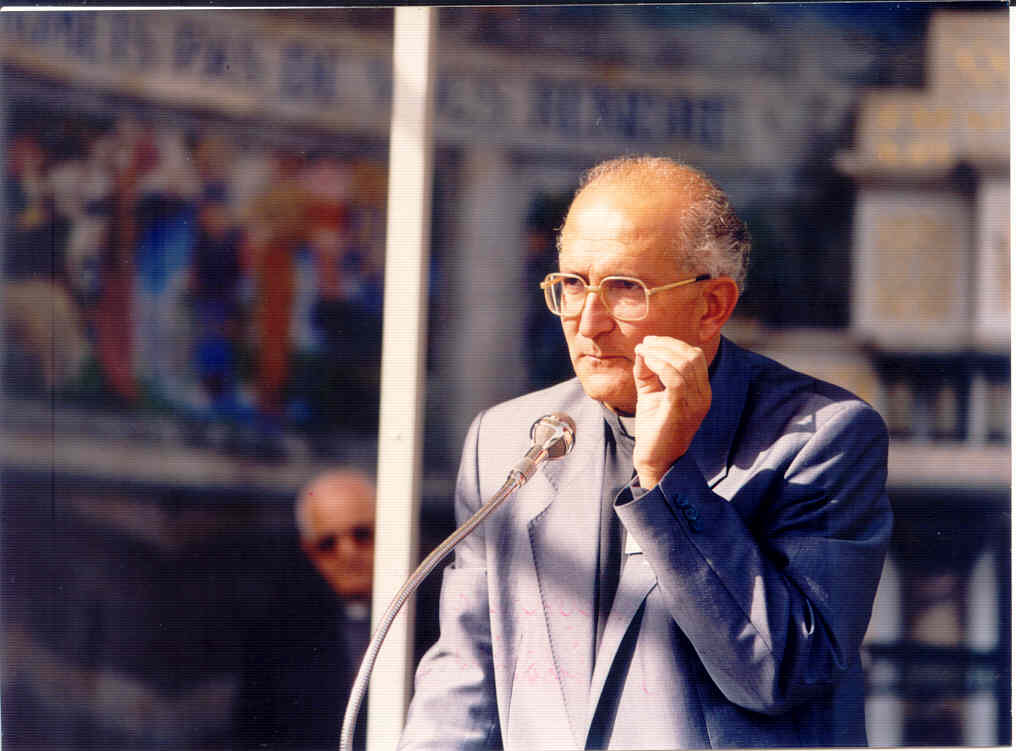 Foto d'archivio: don Sandro, anni fa, a Lourdes.