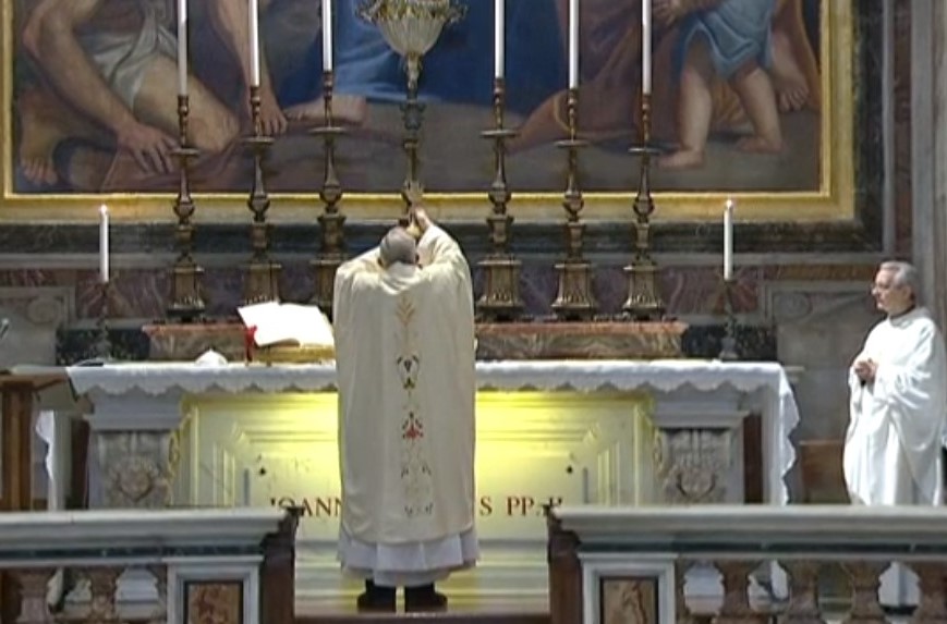 Francesco celebra sulla tomba di San Giovanni Paolo II