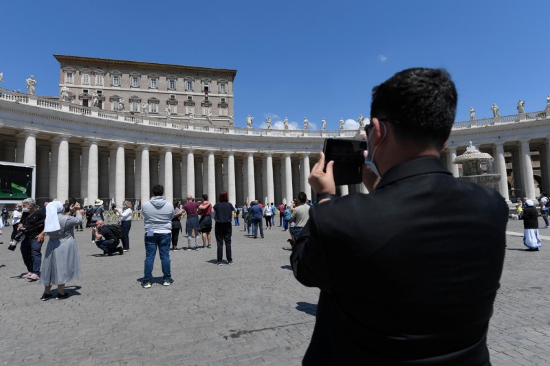 I fedeli in piazza San Pietro rispettosi delle misure di sicurezza. Foto L'Osservatore Romano.