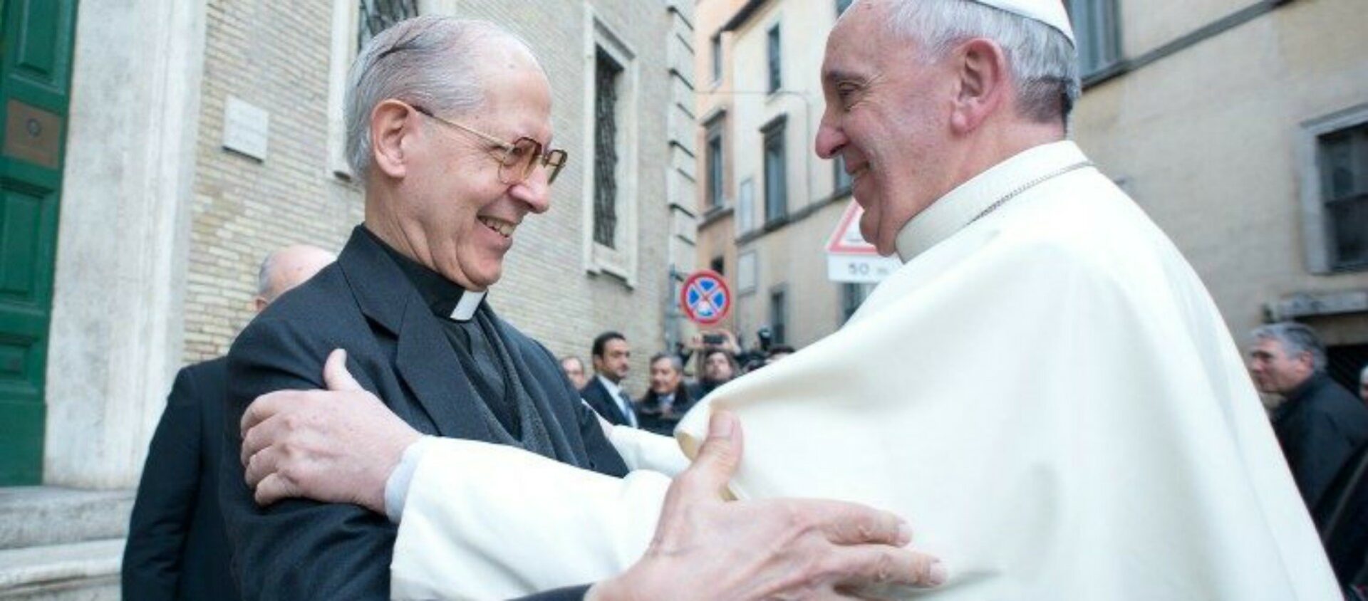 Padre Adolfo Nicolás con papa Francesco. Foto Vatican Media