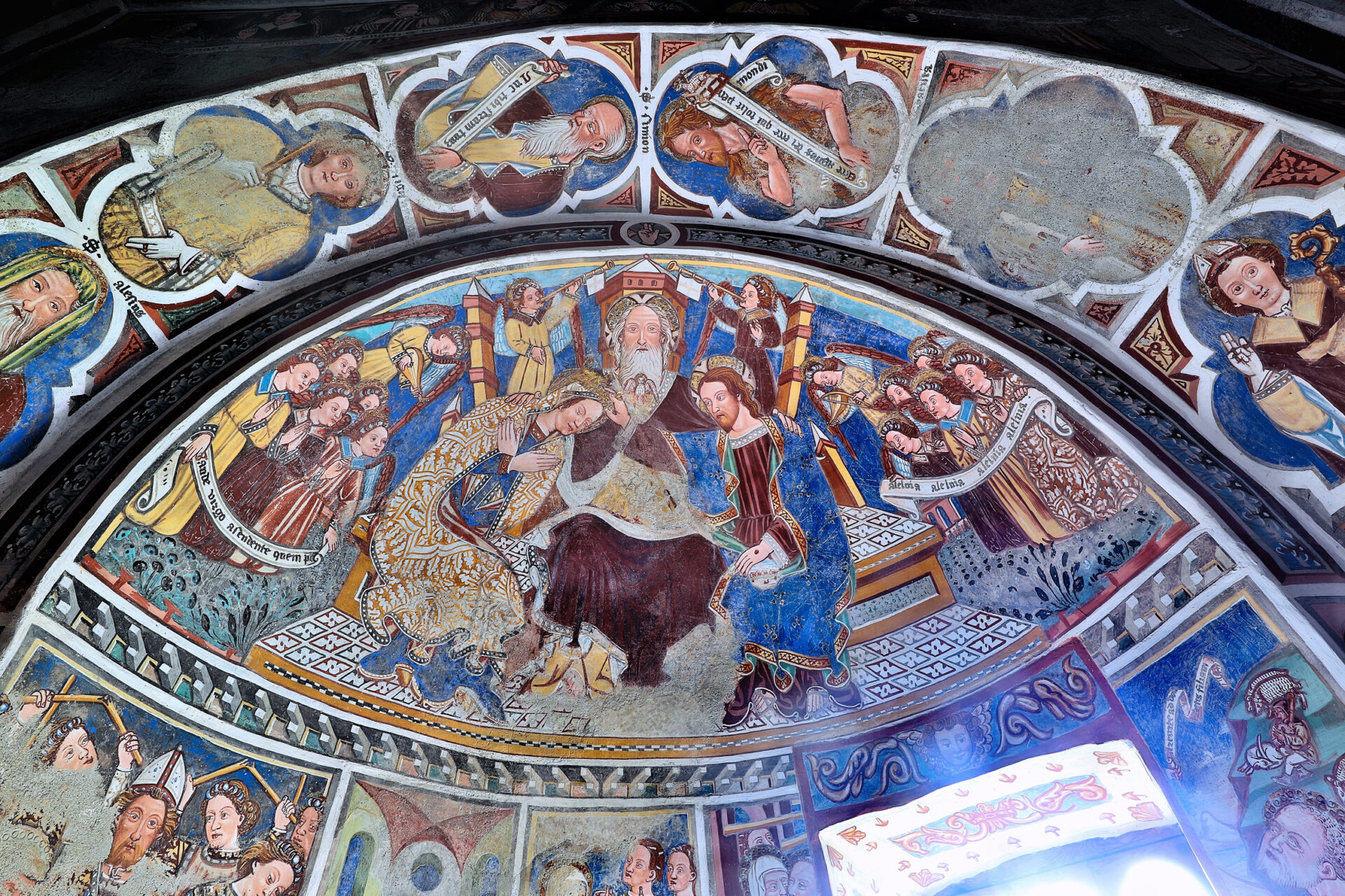 L'incoronazione della Vergine, all'interno della chiesa di Sant'Ambrogio vecchio.