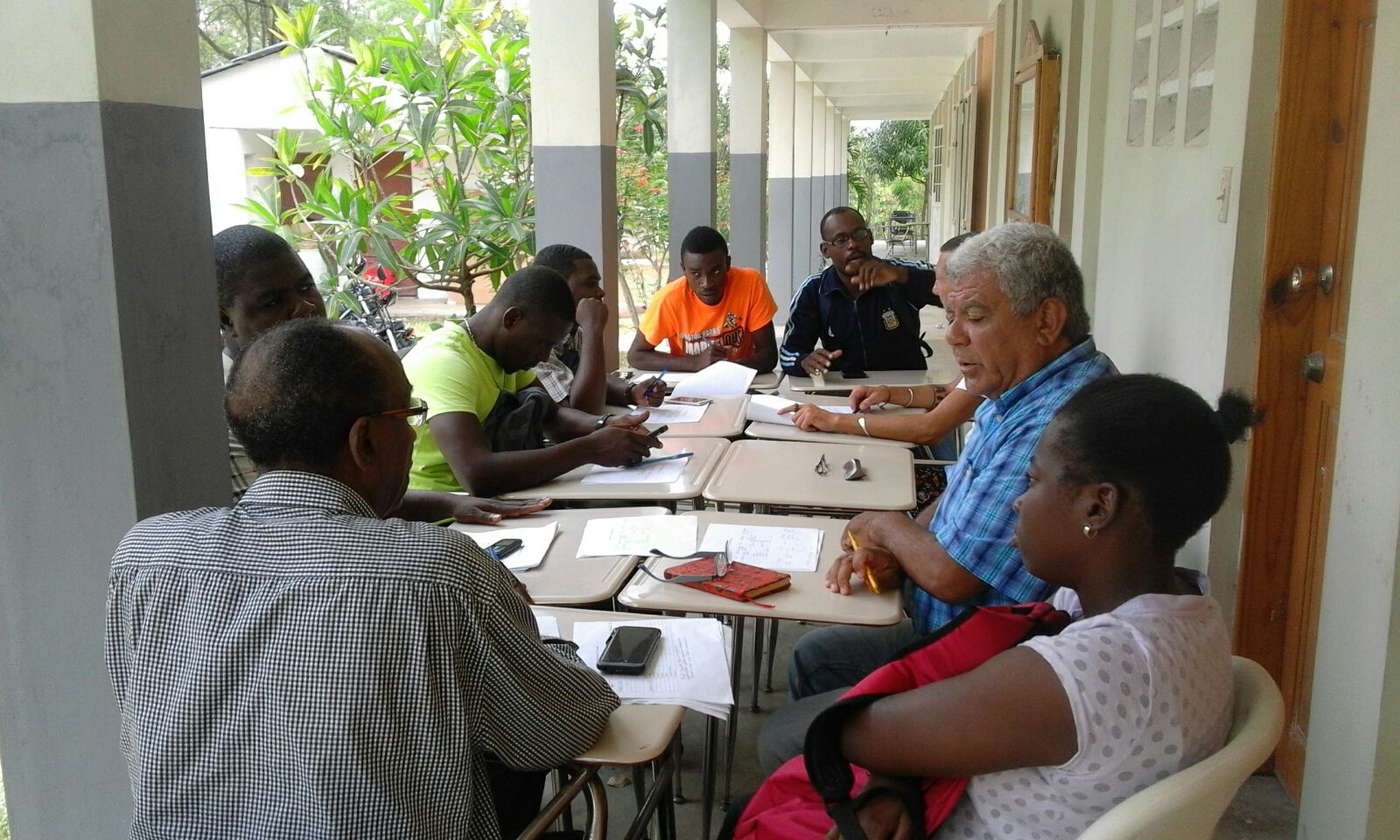 Francisco Fabres della Conferenza missionaria della Svizzera italiana insieme ad un gruppo di studio con insegnanti haitiani. Da settembre coordinerà anche un corso di formazione per giovani preti e laici