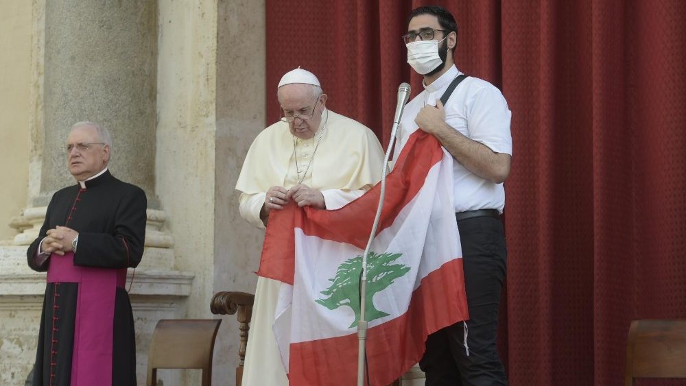 Papa Francesco sorregge la bandiera del Libano.
