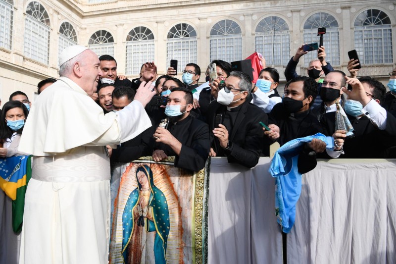 Papa Francesco durante i saluti ai fedeli prima dell'udienza. Foto L'Osservatore Romano.