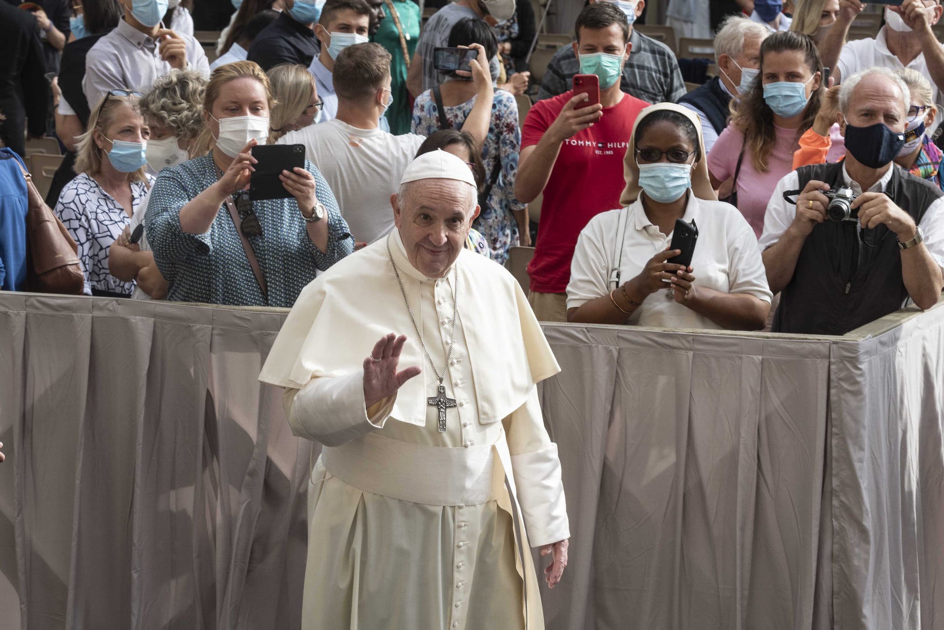 Papa Francesco saluta i fedeli nel cortile di San Damaso in Vaticano. (Foto Facebook)